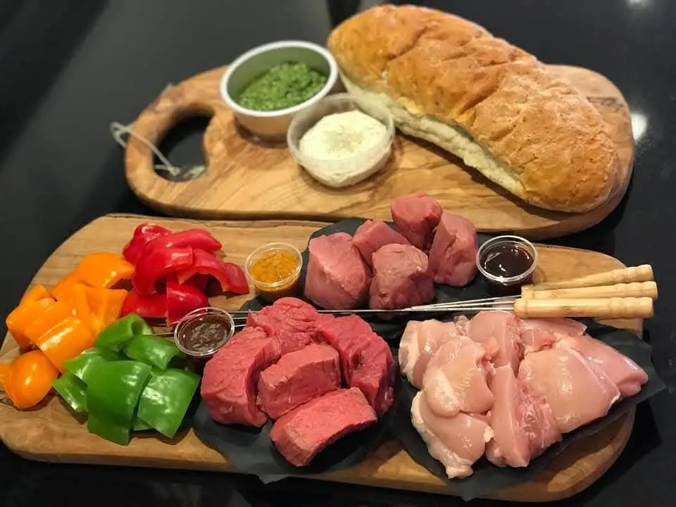 Gourmetplank met rauw rund- en kipvlees, paprika en sauzen